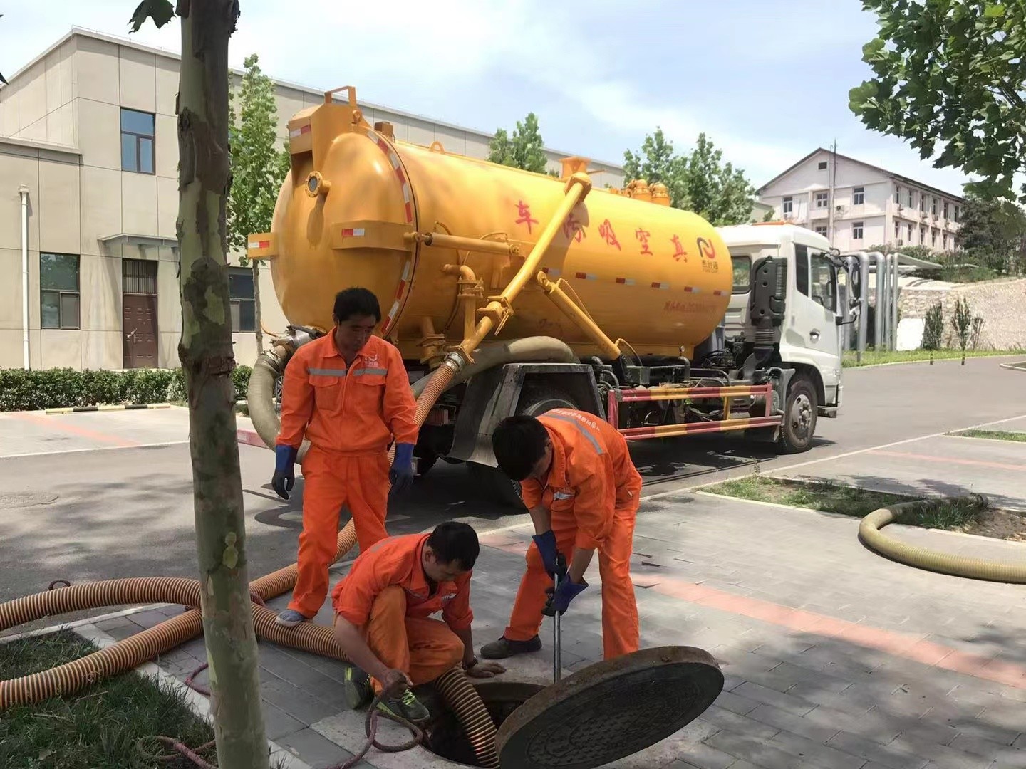 隆广镇管道疏通车停在窨井附近